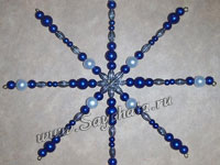 Простая снежинка из бусинок