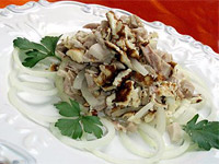 Салат с курицей и омлетом