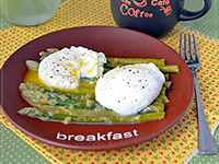 Спаржа с яйцом пашот